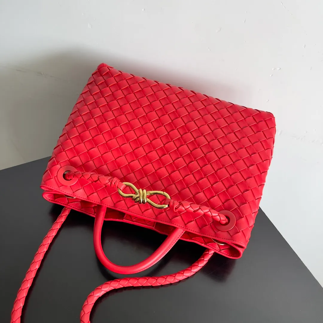 The 2023 new Andiamo batch of 2260 BV has been shipped‼ ️Really popular🔥The new Andiamo woven handbag launched by Bottega Veneta this season is really popular all over the world! ! Celebrities at home and abroad have worn it, and Oscar-winning actress Michelle Yeoh has taken it out on the street. Song Jia, Trai Yara, Yu Feihong, Sanji Ayaka, Rosie Hunting-Whiteley, Yoshioka Riho, etc. have all picked up this bag. It is classic and versatile, showing off its temperament, and the bag capacity is also large, which is very convenient for daily commuting! ! A variety of carrying methods, the shoulder straps can be adjusted by yourself, the original lambskin feels soft and delicate, and the unisex style breaks the gender boundaries and brings a more practical and long-lasting use experience. Andiamo, which has both elegant and casual styles, perfectly interprets the true appearance of "fashionable old money style". Style number: 743572 Size: 32*24*12
